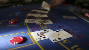 Pertandingan bulu tangkis di arena besar yang diikuti atlet profesional Indonesia